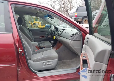 2005 Toyota Camry Xle z USA, uszkodzony, nr VIN 4T1BE32K05U056011